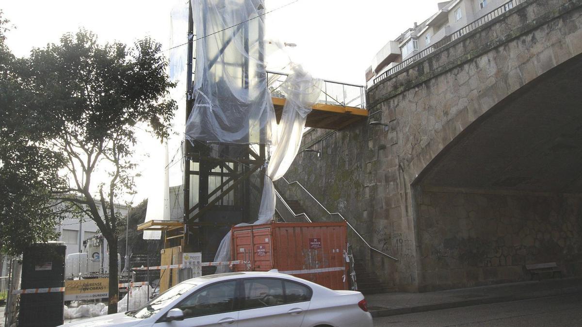 Instalado el ascensor que unirá los barrios de A Ponte, desde la avenida de Marín, y de O Vinteún. | |   IÑAKI OSORIO