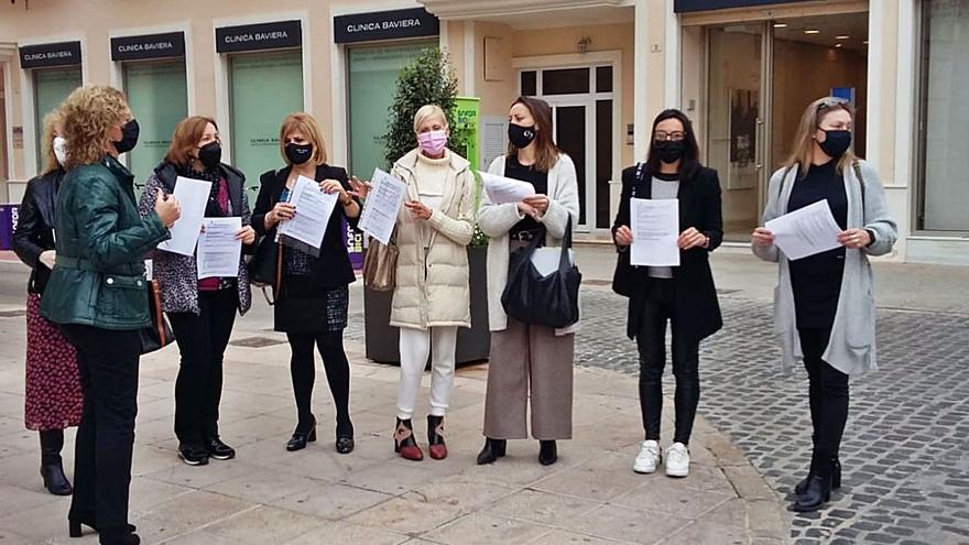 Representantes de comercios de ropa de eventos, en la protesta de ayer ante el ayuntamiento. | LEVANTE-EMV