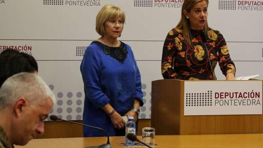 La diputada Isaura Abelairas y la presidenta de la Diputación de Pontevedra, Carmela Silva, durante la presentación de la iniciativa.
