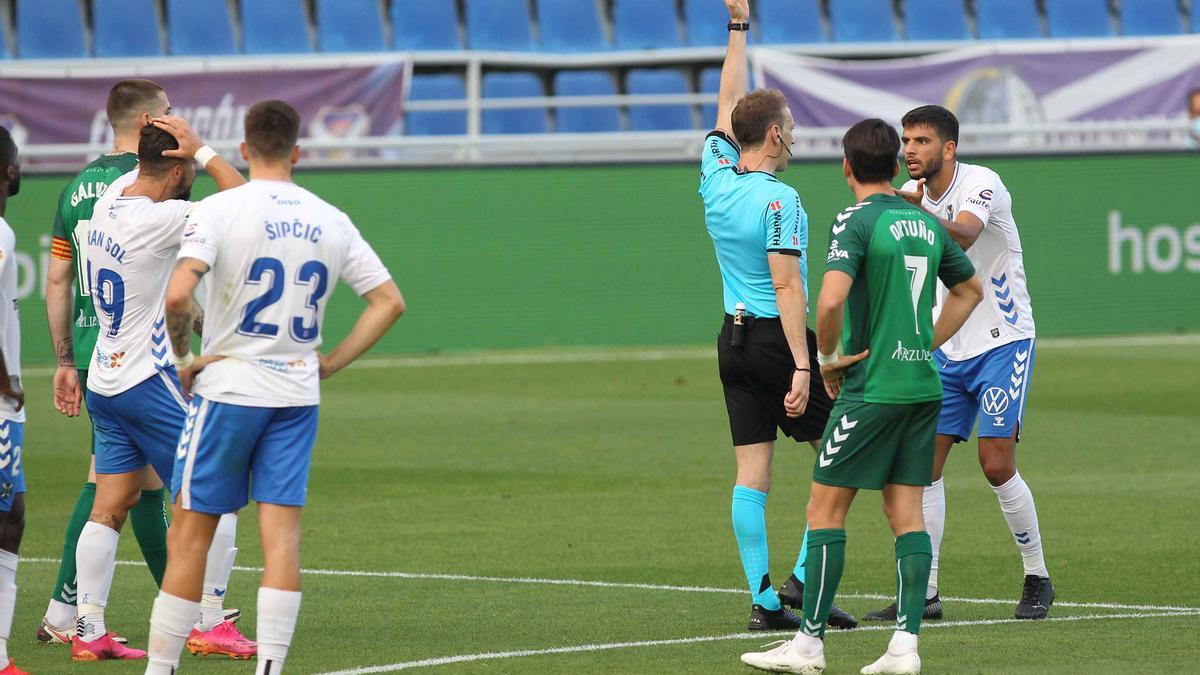 Momento en el que Javi Alonso es expulsado.