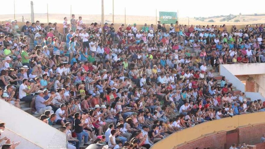 El público aplaude a los cortadores en la plaza de toros de Fuentesaúco .