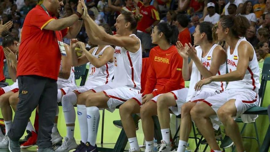 Mondelo felicita a Pascua y las demás jugadoras sentadas en el banquillo al final del partido contra Serbia. // Jim Young