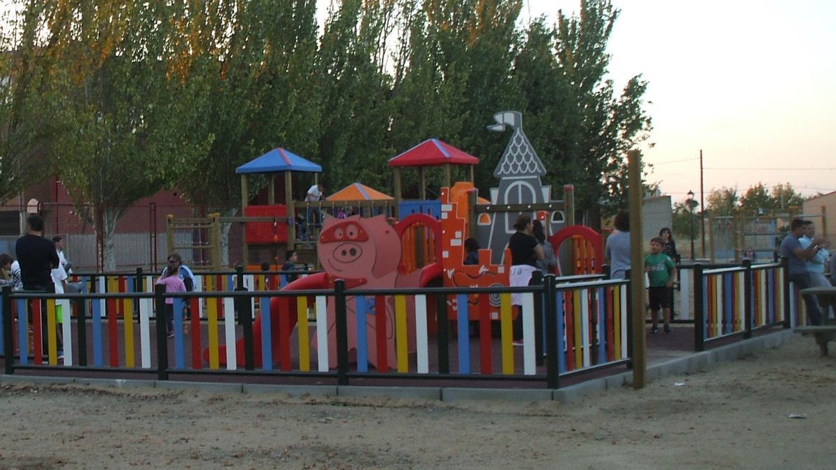 Vecinos disfrutan de una de las zonas de recreo infantil situada en El Canto