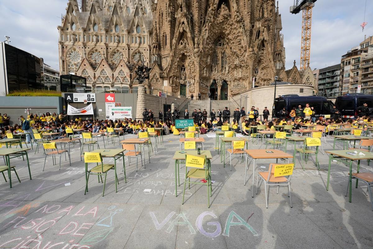 Profesores en huelga se manifiestan ante la Sagrada Família