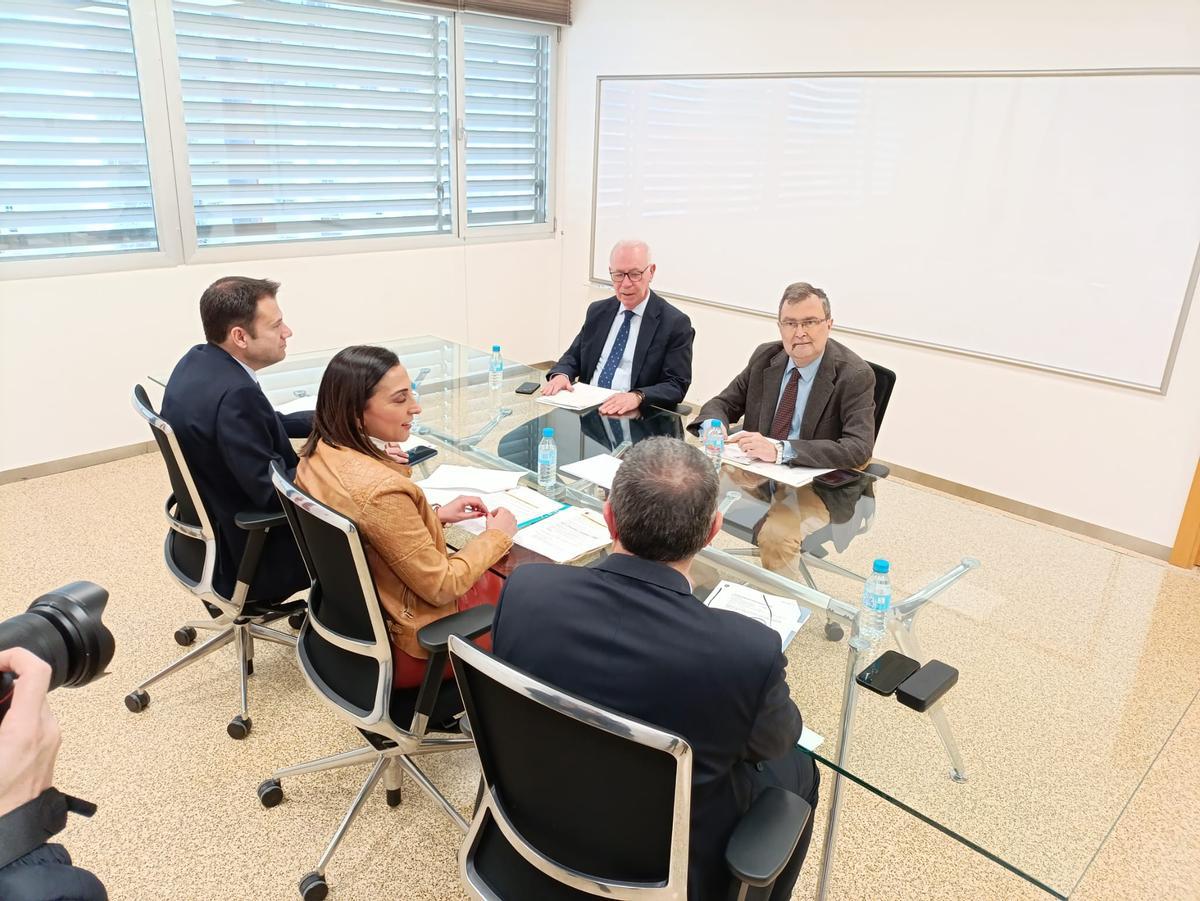 La cansejera Rubira y el alcalde Ballesta, ren la reunión celebrada esta mañana