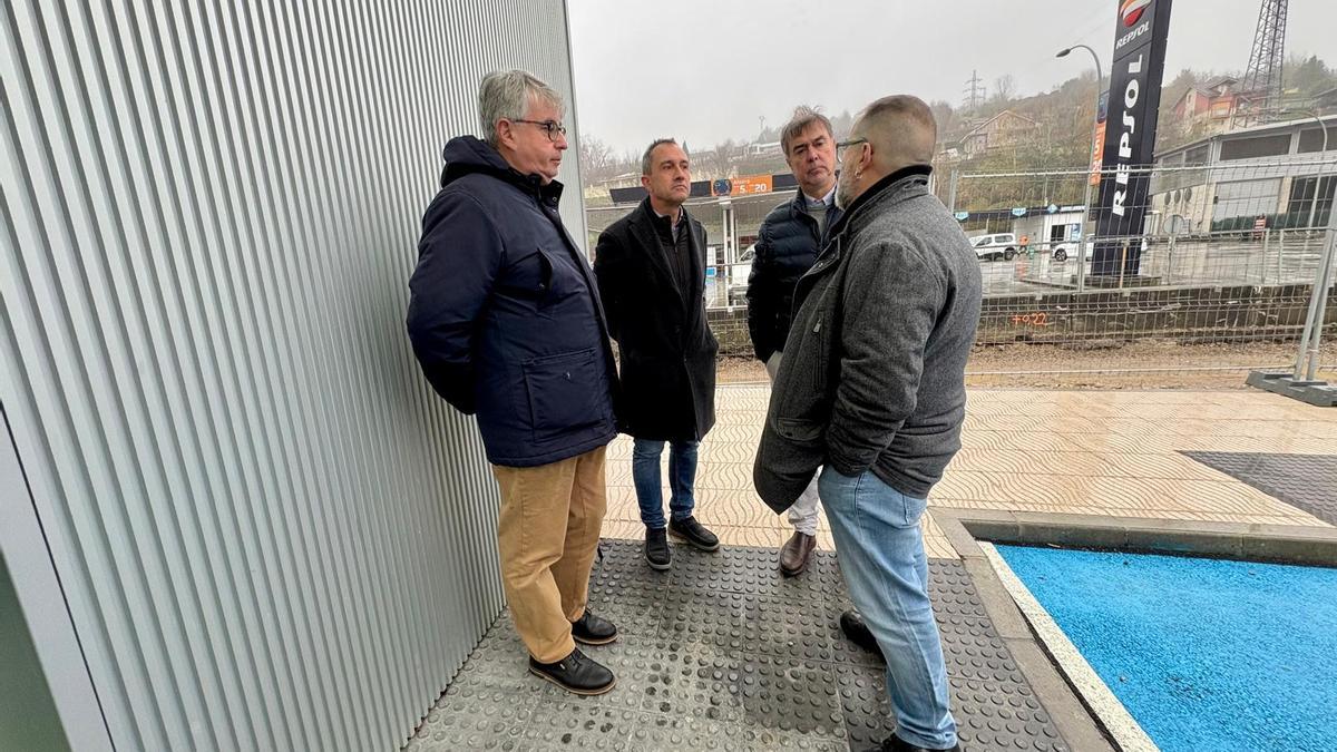 Por la izquierda, Latierro, Zapico, José Antonio Cases, concejal de Urbanismo de Langreo, y Roberto García