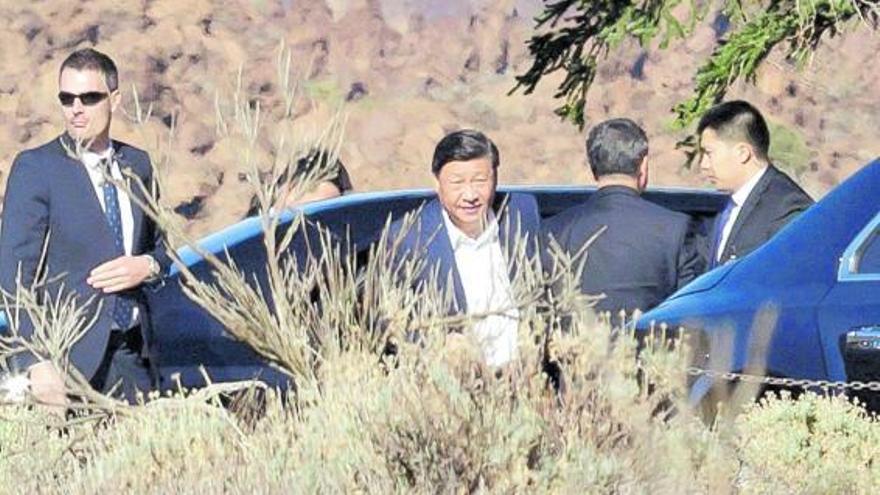 El presidente chino, Xi Jinping, a su llegada al Parque Nacional del Teide en su visita a Canarias en noviembre de 2019.