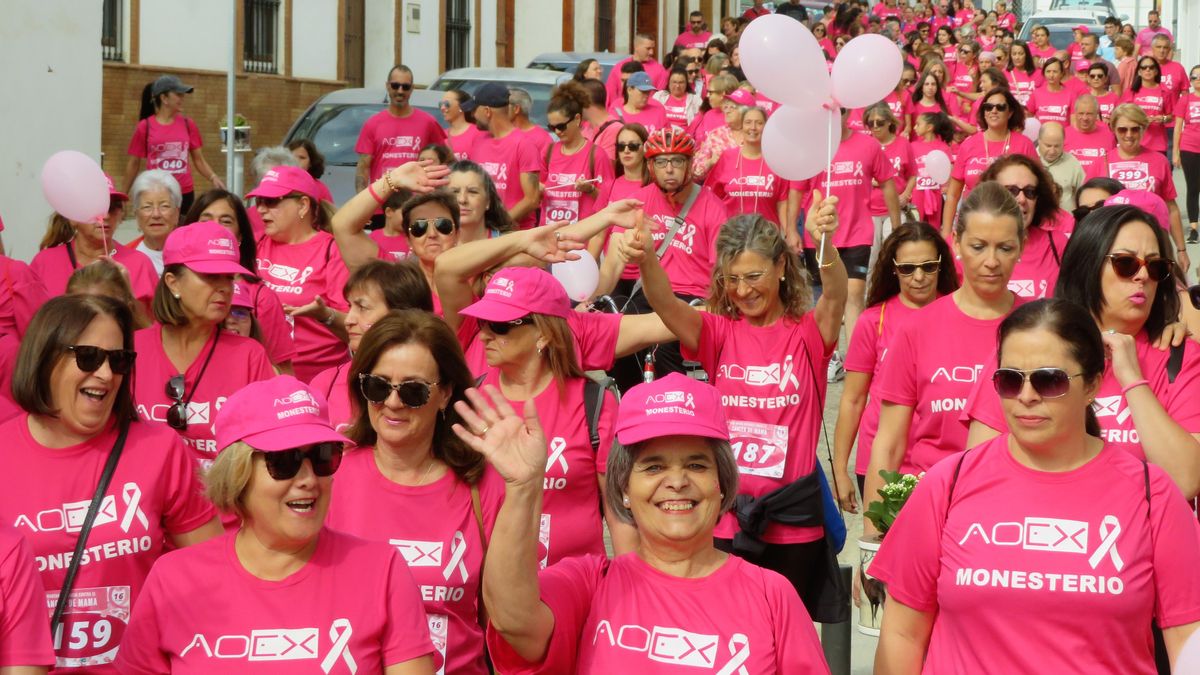 Marcha Rosa contra el cáncer de mama por las calles de Monesterio