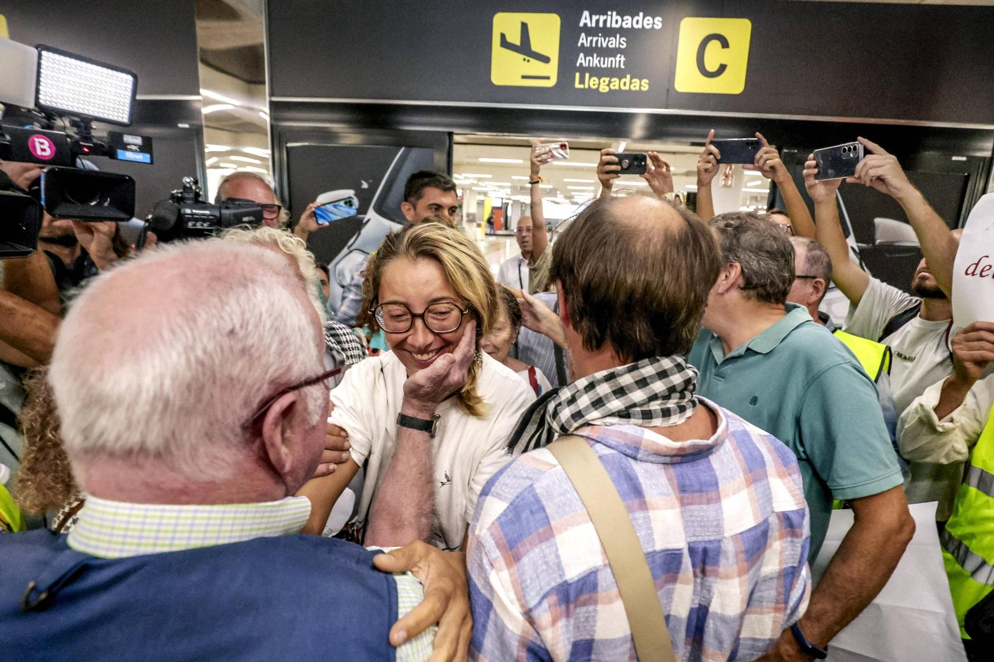 La llegada de Reyes Rigo, Lucía Muñoz y Alejandra Martínez al Aeropuerto de Palma en imágenes