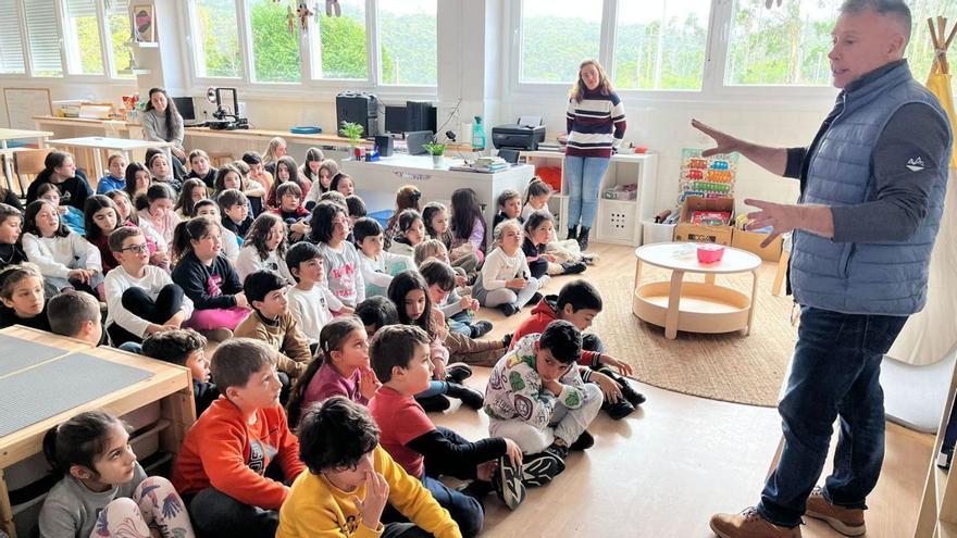 El piragüista grovense Alfredo Bea, dirigiéndose a los niños del colegio Conmeniño.