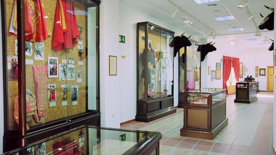 Exposición de capotes en el Museo Taurino de Alicante