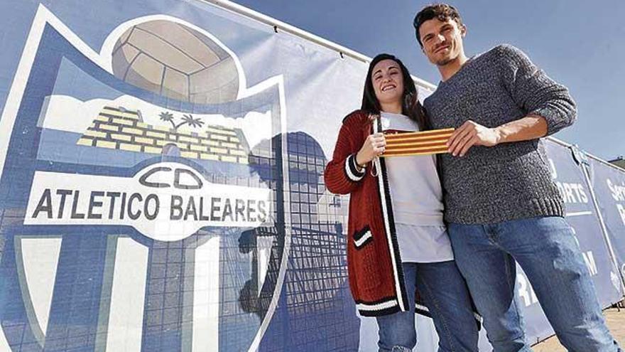 Marga y Francesc Fullana, con el brazalete de capitán, representan los valores del Atlético Baleares dentro y fuera del vestuario.