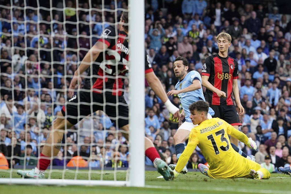 Huijsen retratado en los dos goles del City