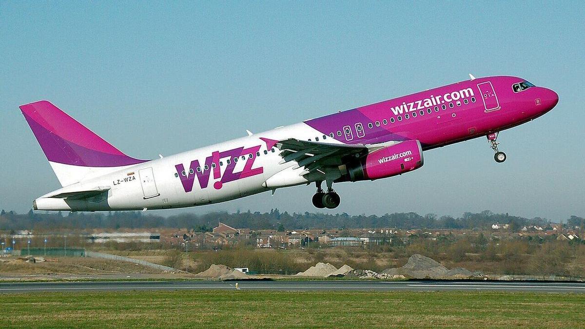 Un avión de Wizz Air saliendo de la pista en una imagen de archivo