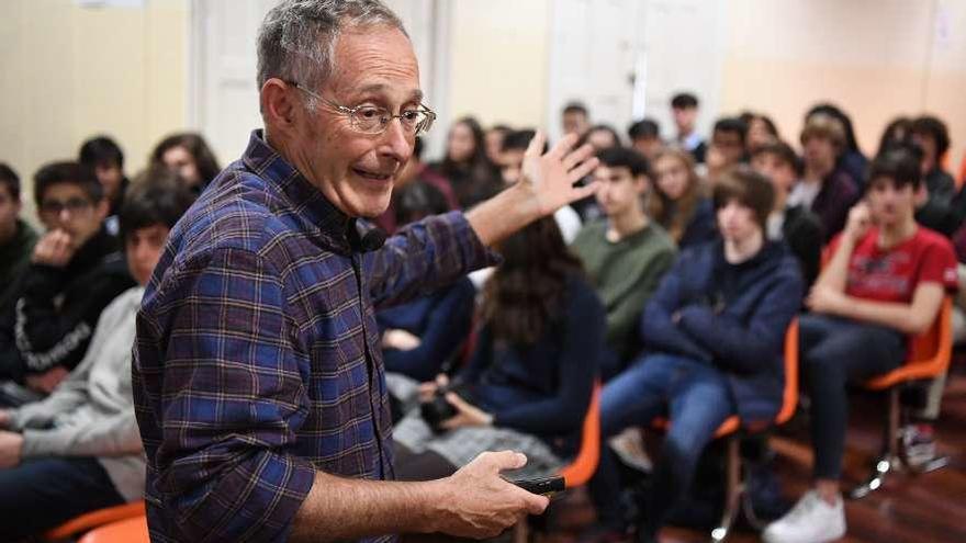 Carracedo, con alumnos coruñeses de ciencia