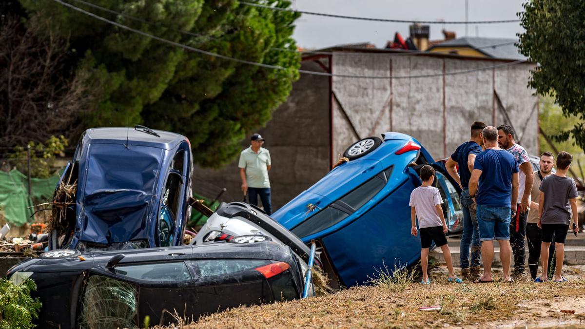 Varios vehículos apilados debido a las inundaciones provocadas por la DANA.