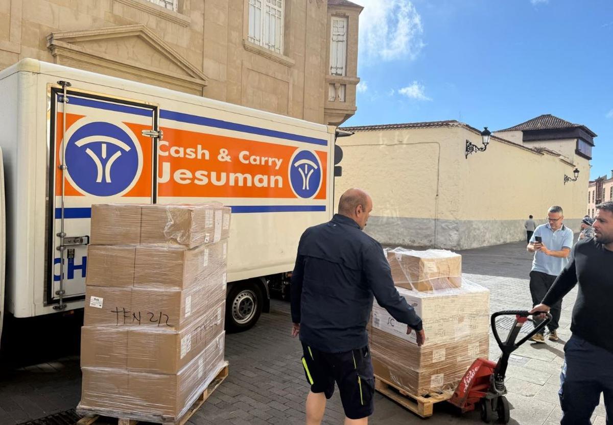 La empresa Jesuman reparte las camisetas y los gorros, recién llegados de Madrid.