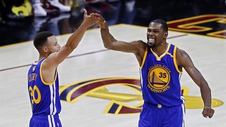 Durant y Curry acercan a Warriors a la perfección y al anillo