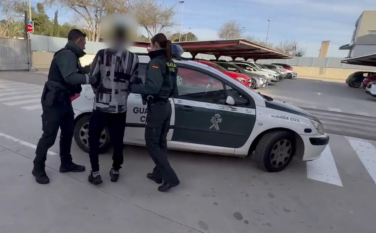 Momento de la detención del presunto autor de los robos en Torre Pacheco