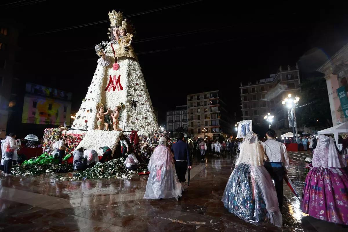 384 comisiones falleras pertenecientes a la Junta Central Fallera de València desfilan estos días