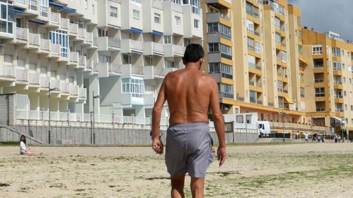 Un home passeja per la platja gallega de Vilagarcía de Arousa. | NOÉ PARGA Un home passeja per la platja gallega de Vilagarcía de Arousa. | NOÉ PARGA
