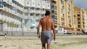 Un home passeja per la platja gallega de Vilagarcía de Arousa.  | NOÉ PARGA