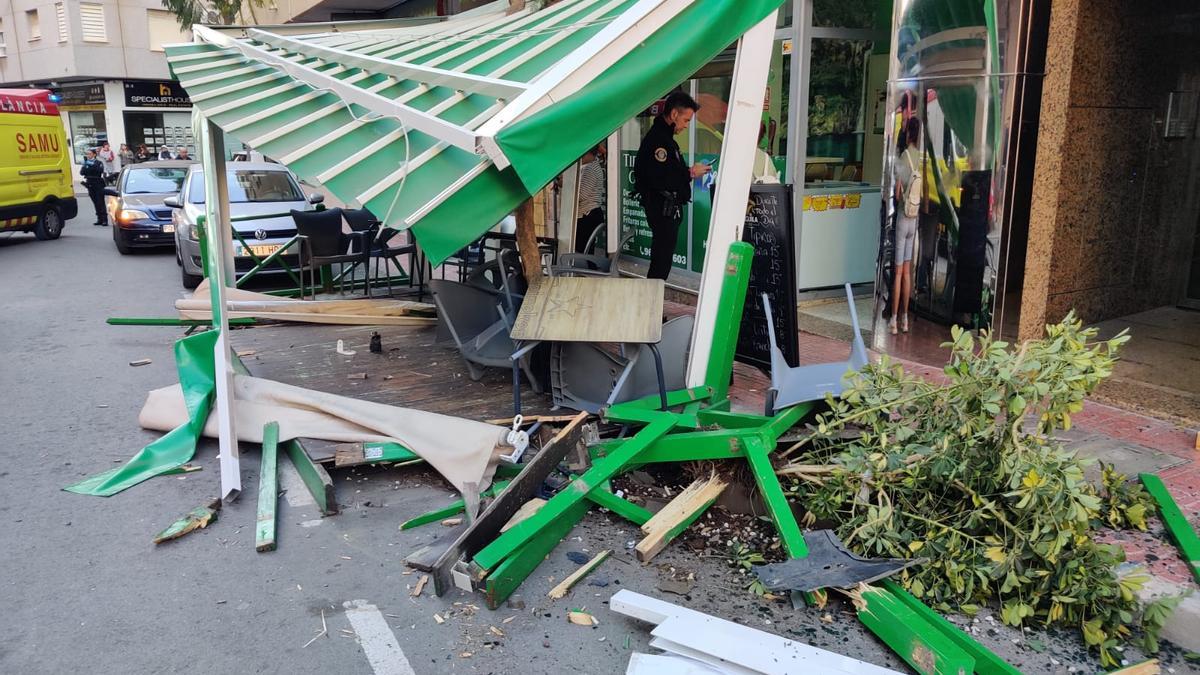 Tres heridos, cinco coches con daños y una terraza destrozada en un aparatoso accidente en la calle Caballero de Rodas, en el centro de Torrevieja