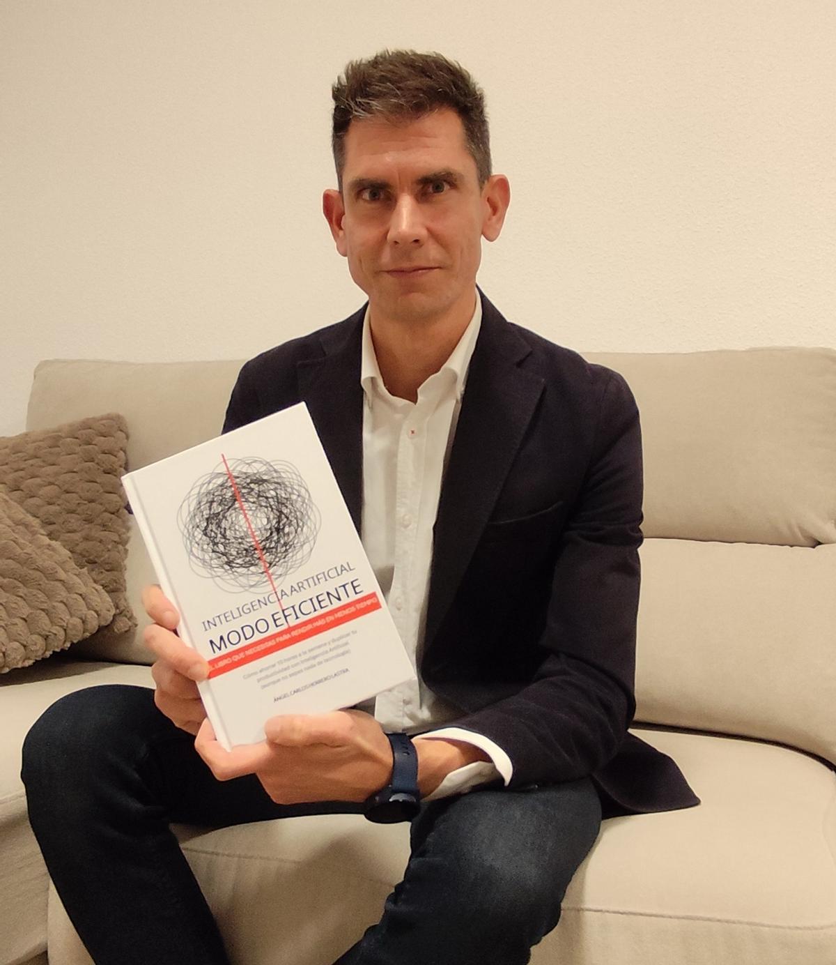El ingeniero zamorano Ángel Carlos Herrero, con su libro práctico sobre inteligencia artificial.