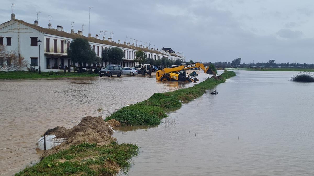 Labores de mantenimiento y reparación en El Rocío este domingo.