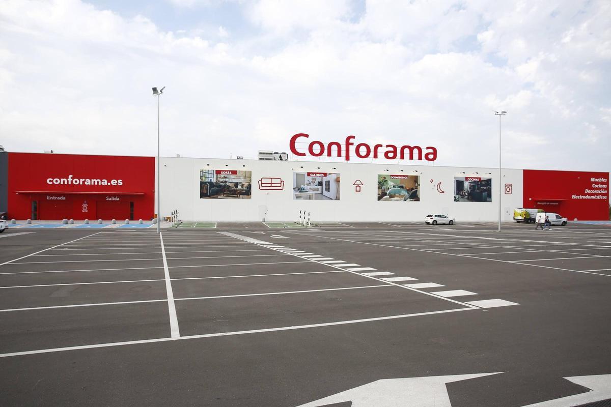 El centro está ubicado en la Avenida de Crevillent, 31, dentro de la nueva área comercial de Elche situada en el Parque Comercial El Sauce.