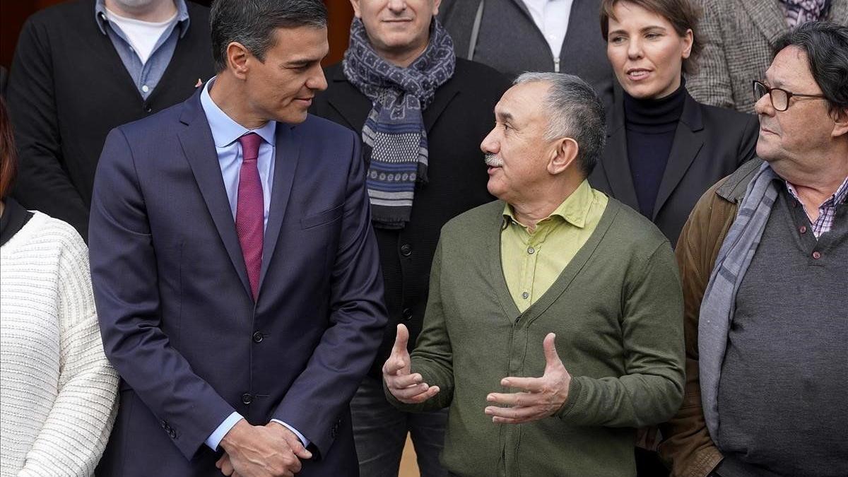 l presidente del Gobierno, Pedro Sánchez junto al secretario general de UGT, Pepe Álvarez posan durante la recepción a la Ejecutiva Confederal de la UGT, en el Palacio de La Moncloa, en una imagen de archivo.