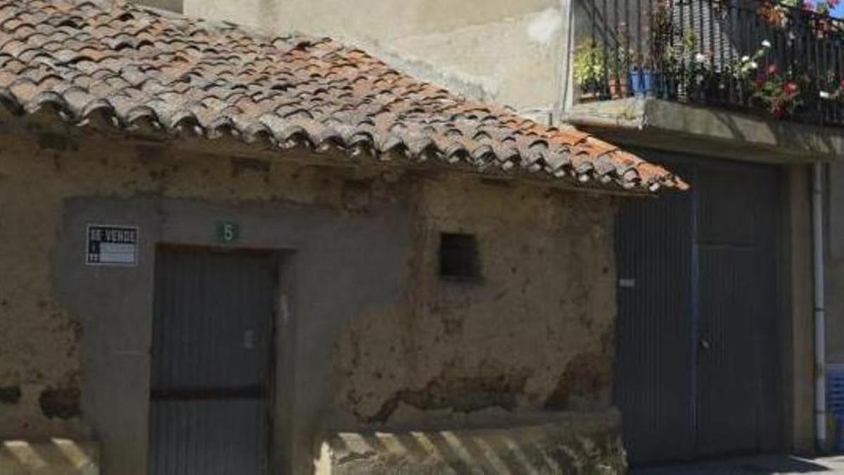 Una casa, con el cartel de se vende, en una imagen de archivo de un pueblo de la provincia.