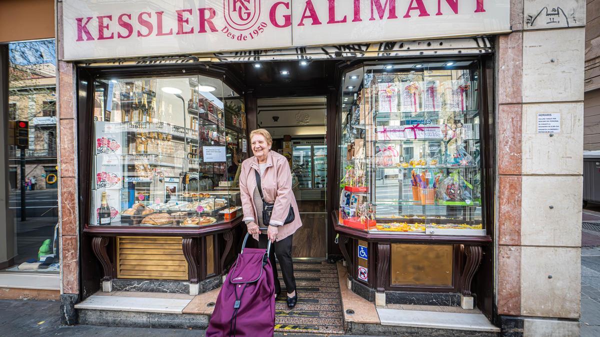 Una clienta sale de la pastelería Kessler Galimany, en Sants, este jueves.