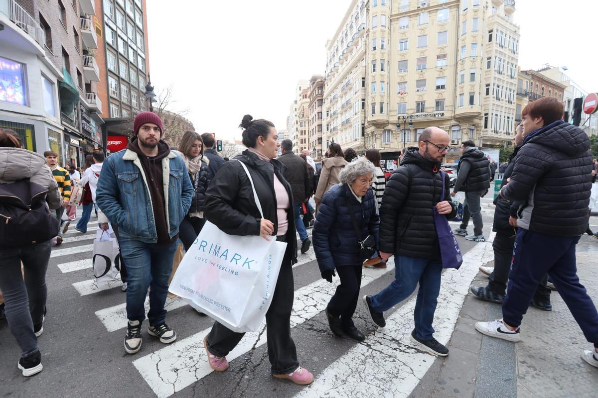 Calles abarrotadas en el centro de València para hacer las últimas compras de la Navidad