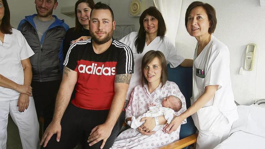 Zoe, en brazos de su madre, Paula Currás y junto a su padre Francisco Garrido, es el segundo bebé nacido este año en Ourense. // Iñaki Osorio