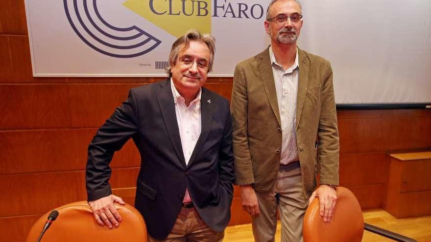 Carlos Barros, a la izquierda, durante una conferencia en el Club Faro. // Marta Brea