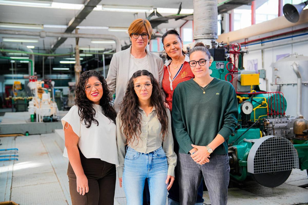 La directora y la profesora Melisandra junto a las aprendices Valeria, Carla y Antía.