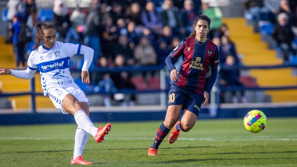 Thaís, defensa de la UDG Tenerife contra el Levante UD