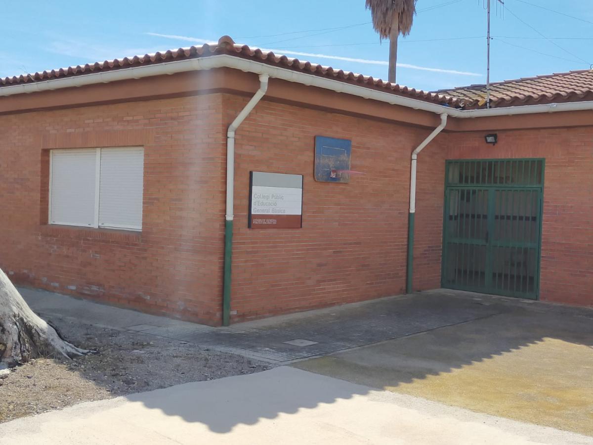 La Torre d'en Doménec ofrece casa y trabajo para reabrir el colegio y el bar
