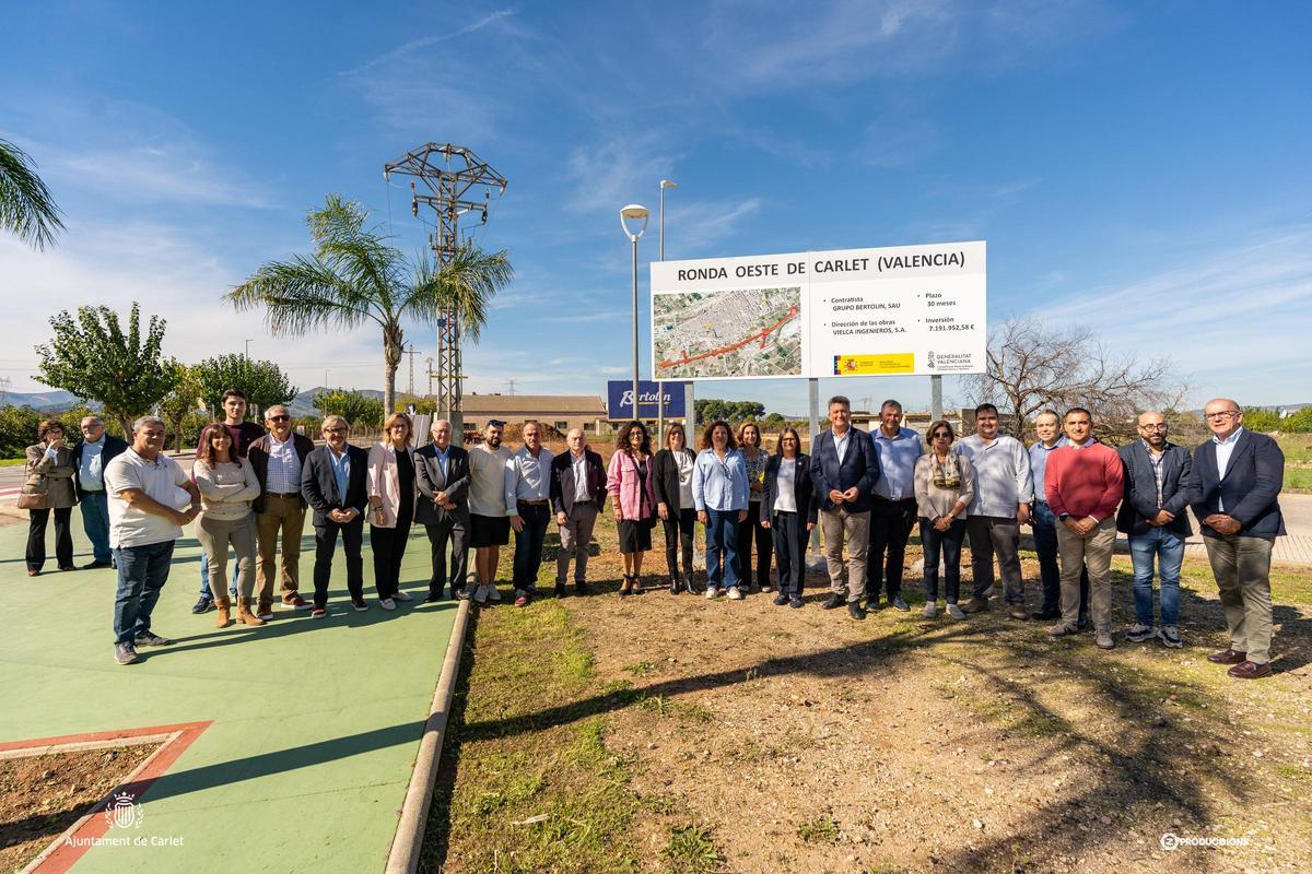Las autoridades, ayer, en la visita a las obras, junto al cartel que anuncia el proyecto,