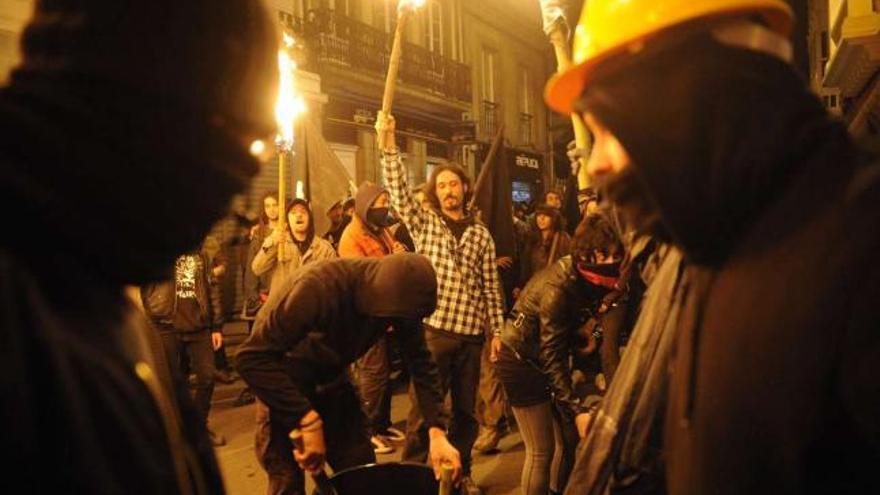 Uno de los momentos de la manifestación de los &#039;okupas&#039; de As Atochas celebrada el pasado sábado, a su paso por la calle Real. / carlos pardellas