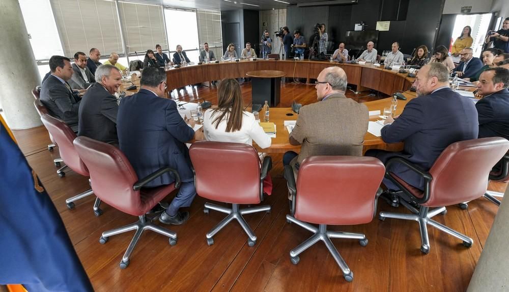 El consejero de Obras Públicas del Gobierno de Canarias, Sebastián Franquis, se reúne con representantes de los siete cabildos insulares para explicarles su propuesta de Pacto Social y Político por un