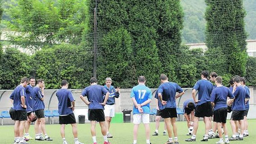 Paco Fernández, en el centro, con los jugadores a su alrededor, preparando el derbi.