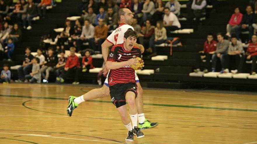 Uxío encara la portería del Chapela, ayer, en el partido jugado en el Lalín Arena. // Bernabé/Cris M. V.