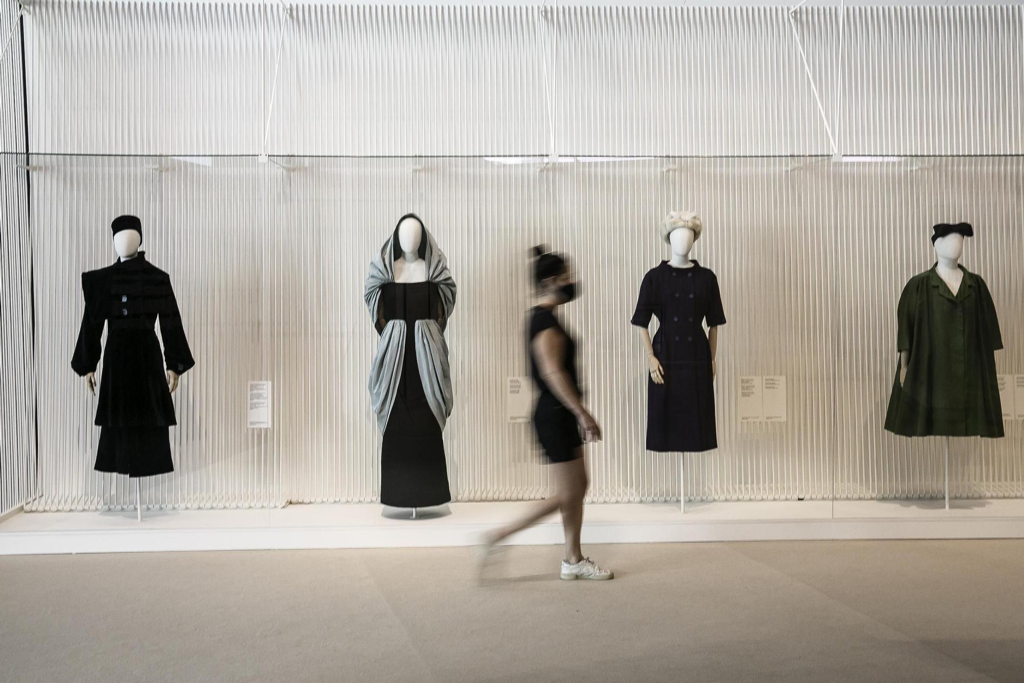 Algunos de los diseños de Balenciaga en la exposición 'Balenciaga. L'elegància del barret' en 2021.
