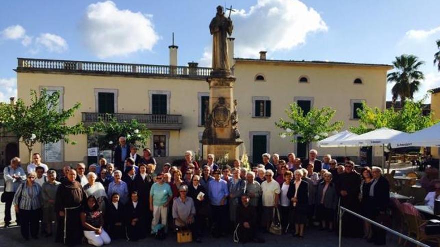 Participantes en el encuentro, ayer en la plaza del Pare Serra de Petra.