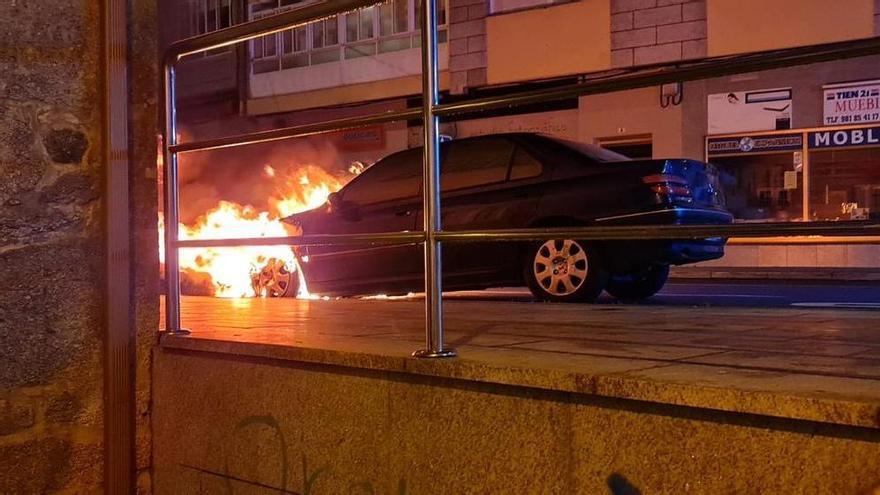 El fuego calcina un coche en Porto do Son