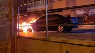 El fuego arrasa un coche en Porto do Son