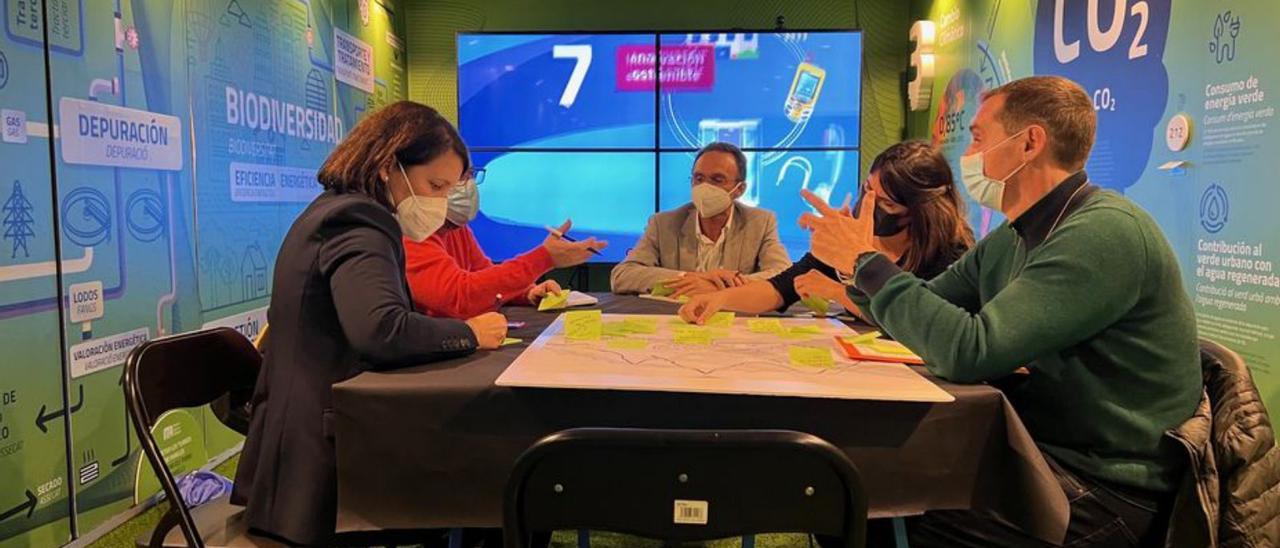 Debate sobre problemas hídricos, ayer, en el Museo de Aguas. | INFORMACIÓN