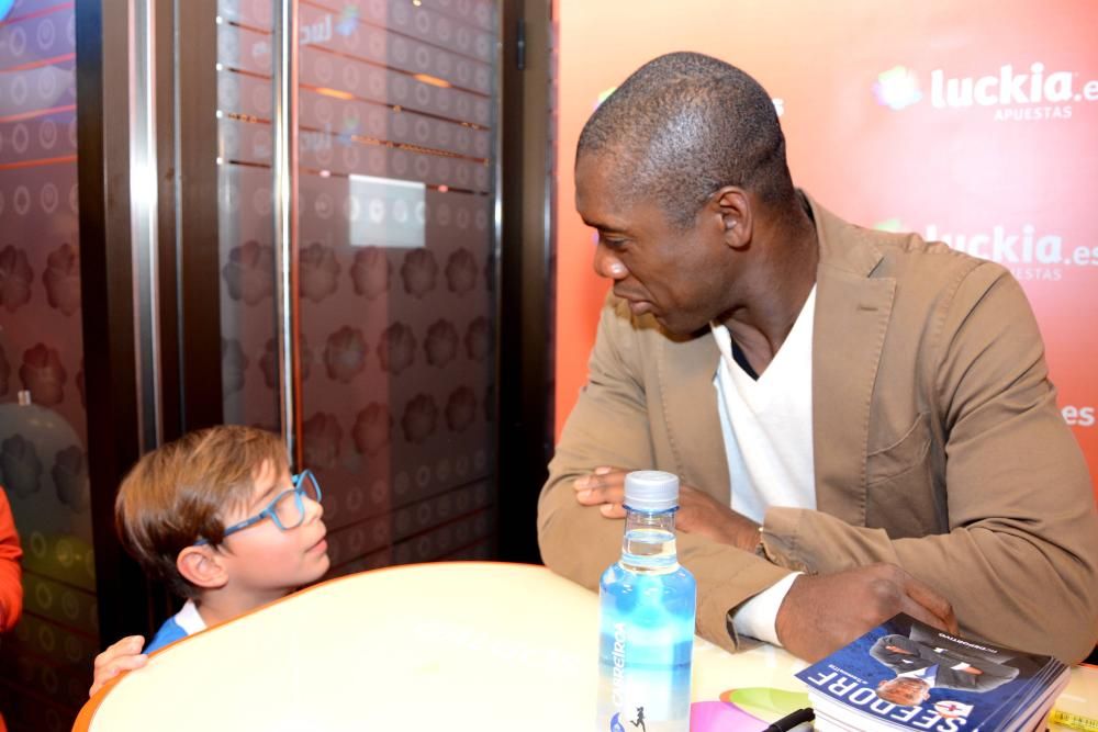 Seedorf participa en un sorteo en Cuatro Caminos